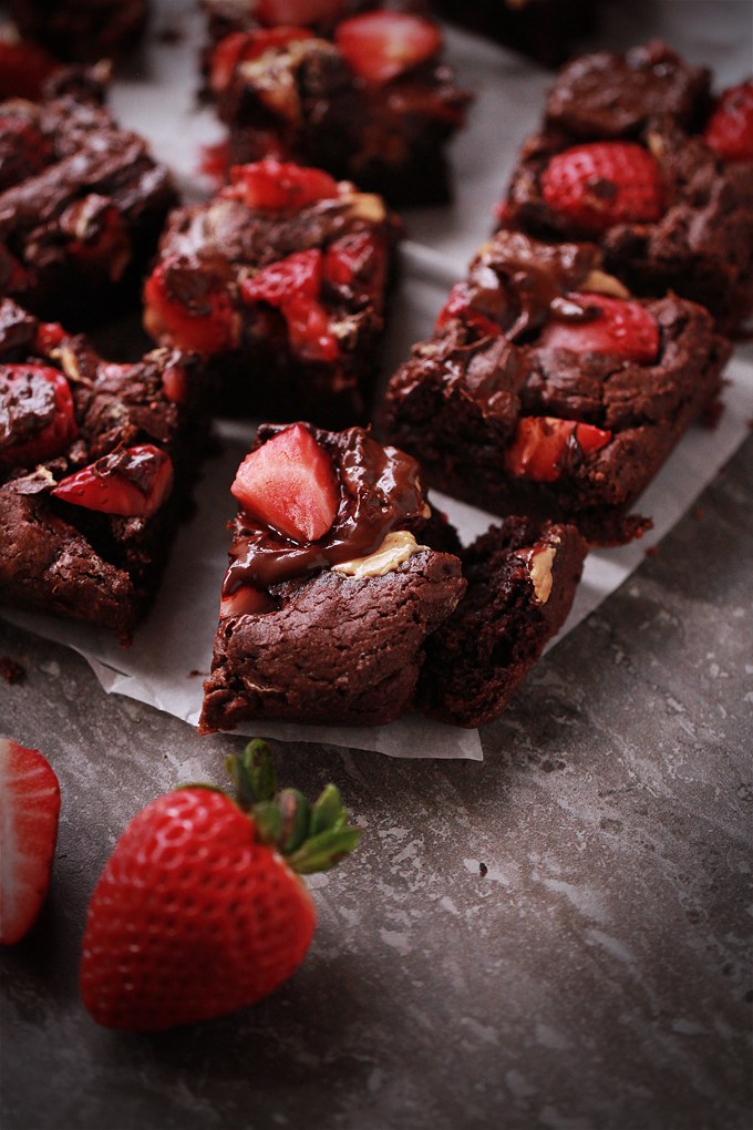 Peanut butter brownie with walnuts and strawberry