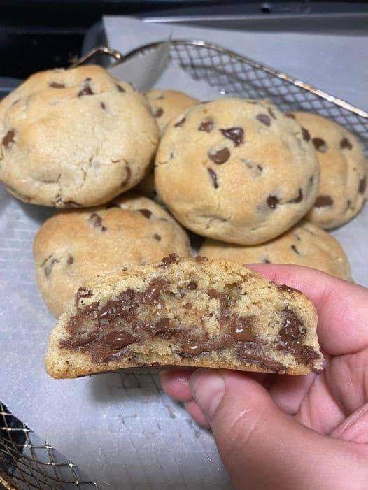 Keto chocolate chip cookies