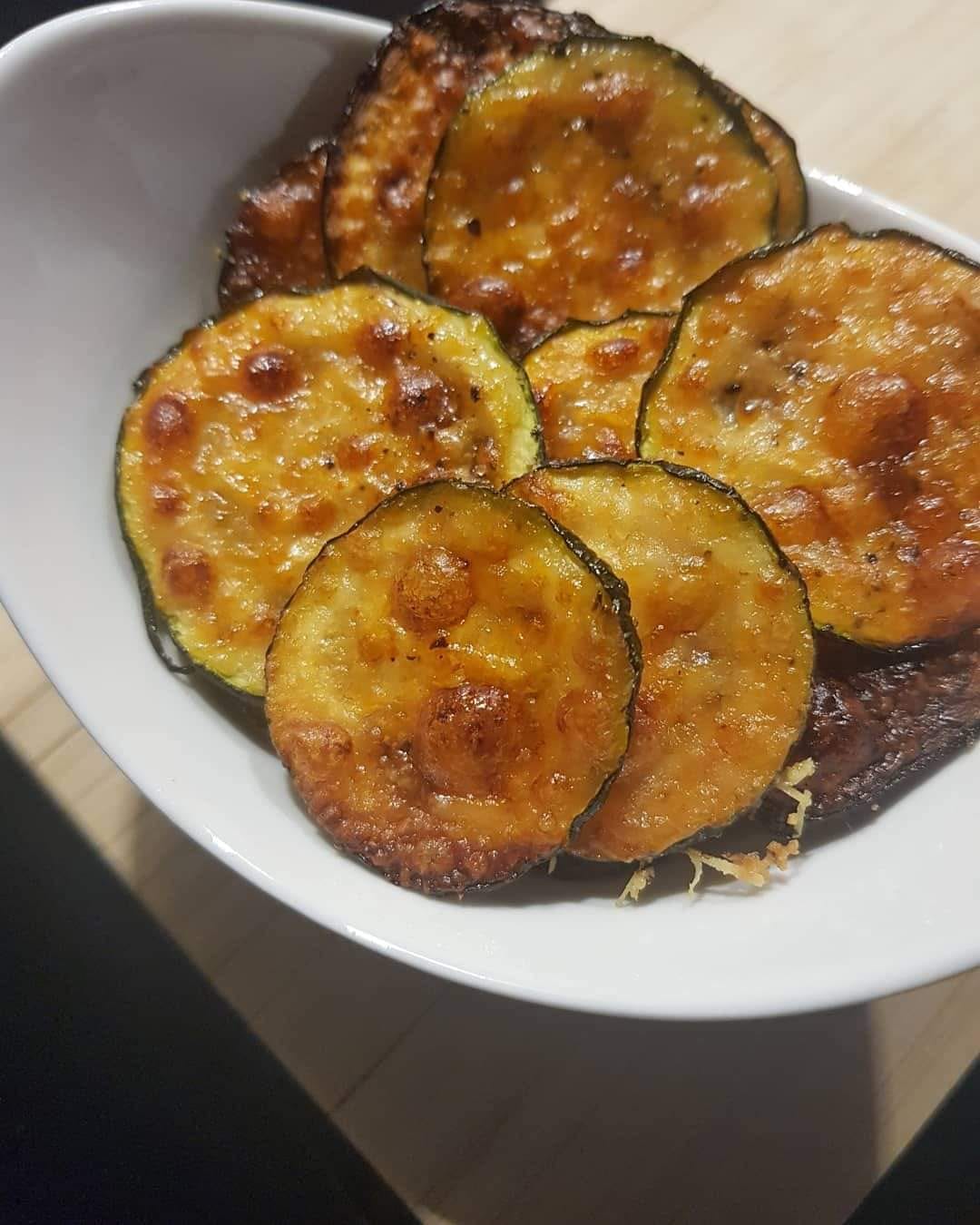 Keto zucchini chips with Parmesan