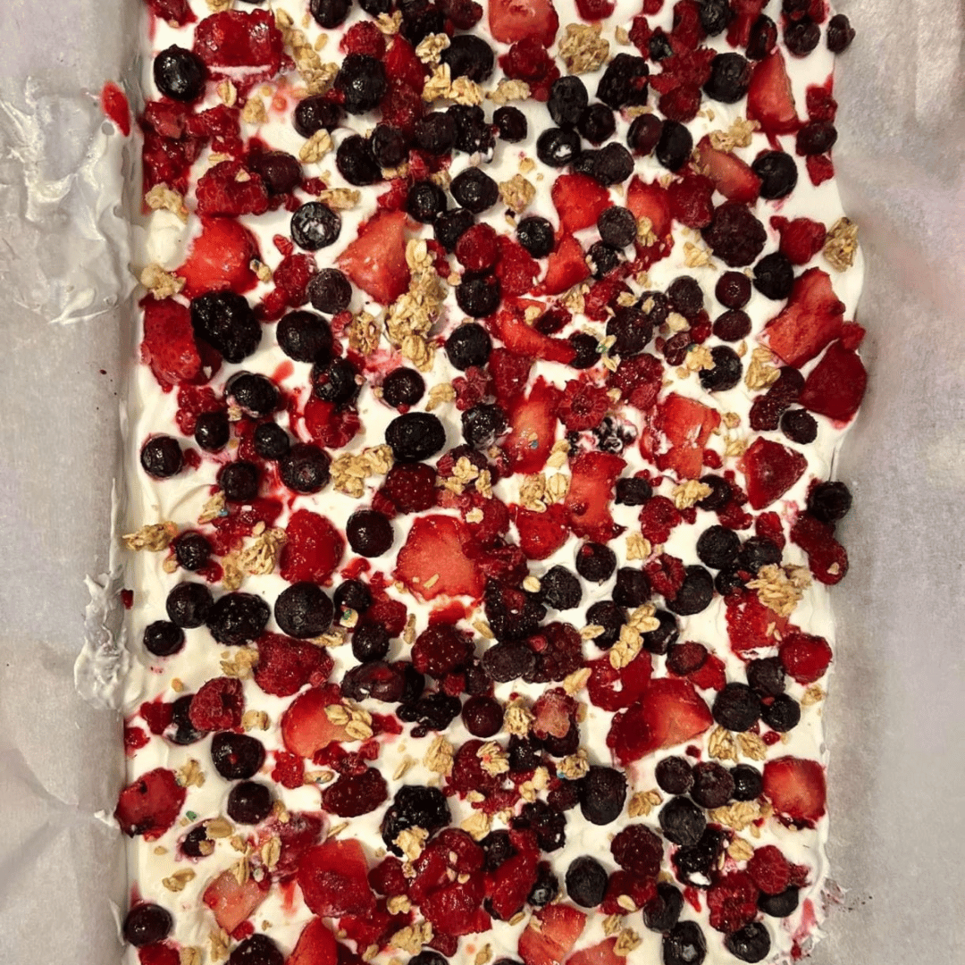 Berry granola Yogurt Bark