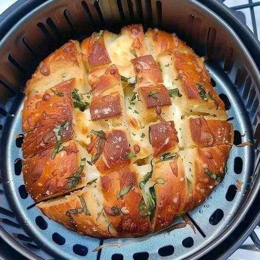 Air Fryer Pull-Apart Cheese Garlic Bread